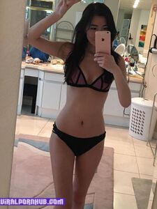 Foto nude di Hafu Youtuber trapelate
