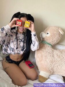贝拉·波奇几乎裸露