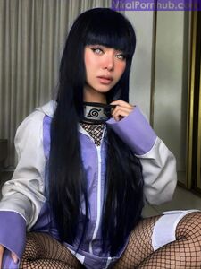 贝拉·波奇穿着鱼网袜