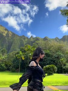 Bella Poarch dans une tenue transparente