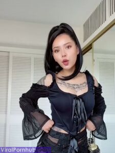 Bella Poarch in un outfit trasparente