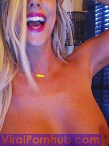La rubia sonriente Xo Gisele está jugando con sus enormes pechos frente a la cámara.