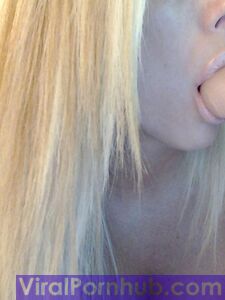 La blonde plantureuse et déchaînée Gisele, vêtue d'une tenue aguicheuse, se délecte de son gros jouet.