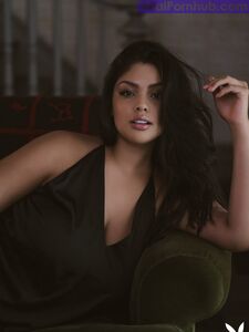 El modelo en solitario Jocelyn Corona muestra sus grandes tetas durante una sesión de fotos para Playboy.