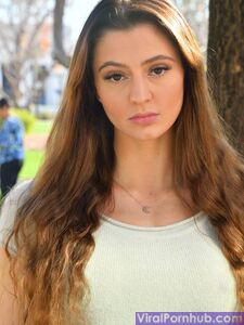 兴奋的女孩卡拉展示了她惊人的屁股，并在高跟鞋中独自摆姿势。