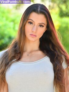 兴奋的女孩卡拉展示了她惊人的屁股，并在高跟鞋中独自摆姿势。