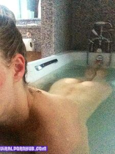 Слившиеся обнаженные фото и секс-видео Аманды Сейфрид