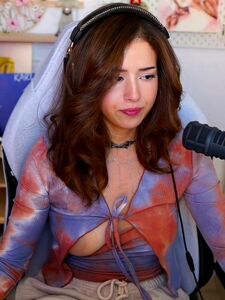 Pokimane Nackt Brustwarzenblitzer im Live-Stream geleakt