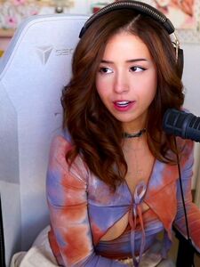 Pokimane Nuda Sgambetto al capezzolo in diretta trapelato