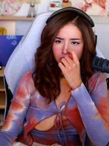 Pokimane Nackt Brustwarzenblitzer im Live-Stream geleakt