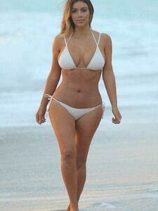 Kim Kardashian Set di Bikini Candid in Spiaggia Trapelato