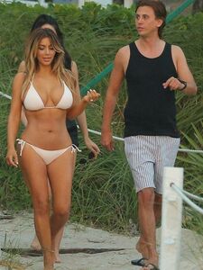 Kim Kardashian'ın Samimi Bikini Plaj Seti Sızdırıldı