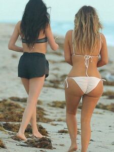 Kim Kardashian Set di Bikini Candid in Spiaggia Trapelato
