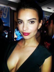 Super Model Emily Ratajkowski Nude Leaks