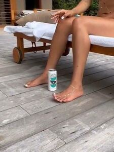 米娅·哈莉法户外无上装脚部挑逗照片集泄露