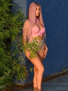 Деми Роуз Голые груди и большая попа Утечки фотографий Onlyfans