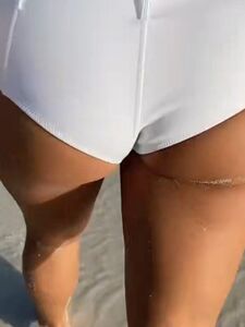 Vidéo BTS de Rachel Cook nue en extérieur à la plage fuite
