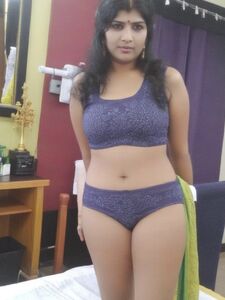 Esposa india sexo con los amigos de su esposo (mi gangbang)