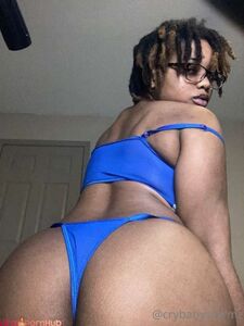 Cloudyxkinks, también conocida como ciarastormzxo, muestra su coño y tetas de ébano desnudos en OnlyFans.