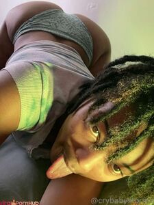 Cloudyxkinks, también conocida como ciarastormzxo, muestra su coño y tetas de ébano desnudos en OnlyFans.