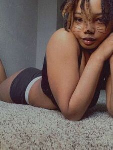 Cloudyxkinks, también conocida como ciarastormzxo, muestra su coño y tetas de ébano desnudos en OnlyFans.