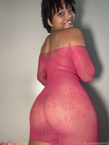 Cloudyxkinks, también conocida como ciarastormzxo, muestra su coño y tetas de ébano desnudos en OnlyFans.