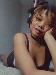 Cloudyxkinks, también conocida como ciarastormzxo, muestra su coño y tetas de ébano desnudos en OnlyFans.