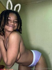 Cloudyxkinks（別名ciarastormzxo）の黒人ヌードマンコとおっぱい、最新のOnlyFansリーク写真