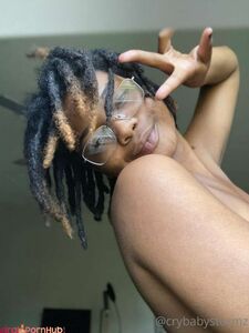 Cloudyxkinks, también conocida como ciarastormzxo, muestra su coño y tetas de ébano desnudos en OnlyFans.