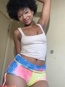 Cloudyxkinks, también conocida como ciarastormzxo, muestra su coño y tetas de ébano desnudos en OnlyFans.