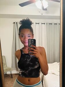 Cloudyxkinks, también conocida como ciarastormzxo, muestra su coño y tetas de ébano desnudos en OnlyFans.