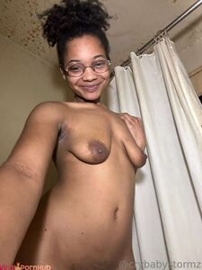 Cloudyxkinks, también conocida como ciarastormzxo, muestra su coño y tetas de ébano desnudos en OnlyFans.