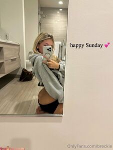 Breckie Hill 裸露乳头滑落与曲线臀部 最新 Onlyfans 泄露专辑