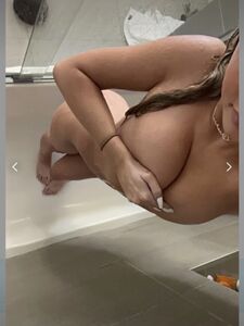 Breckie Hill 裸露乳头滑落与曲线臀部 最新 Onlyfans 泄露专辑