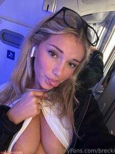 Breckie Hill 裸露乳头滑落与曲线臀部 最新 Onlyfans 泄露专辑