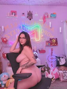 メグ・ターニーのカンディッドセット、Twitchでのヌード、露出した胸部と広げられたお尻、Onlyfansのリーク写真