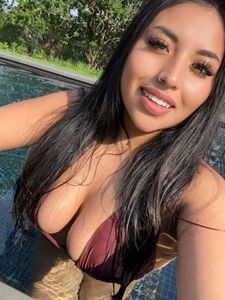 Cristina.lucero alias cristinadogtrainerrr : fuites de photos de nus (seins et vagin transparents) sur OnlyFans