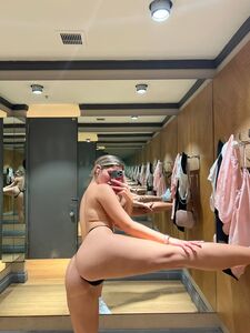 La bella Diana di Onlyfans si scatta selfie delle sue incredibili curve in solitaria