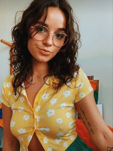 Die super süße Komikerin Leyla Ingalls aus Killtony – folgt ihr und lasst ihr ein bisschen Liebe da!