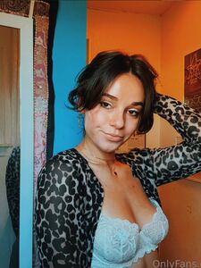 Die super süße Komikerin Leyla Ingalls aus Killtony – folgt ihr und lasst ihr ein bisschen Liebe da!