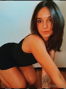 Die super süße Komikerin Leyla Ingalls aus Killtony – folgt ihr und lasst ihr ein bisschen Liebe da!