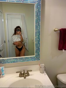 Die super süße Komikerin Leyla Ingalls aus Killtony – folgt ihr und lasst ihr ein bisschen Liebe da!