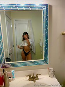 Die super süße Komikerin Leyla Ingalls aus Killtony – folgt ihr und lasst ihr ein bisschen Liebe da!