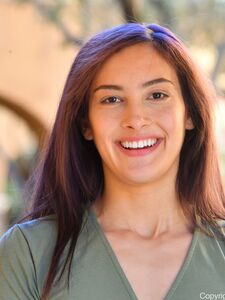 La grande et jolie amatrice Sophia pose sans culotte dans sa robe élégante en public