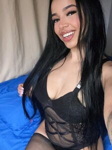 Die atemberaubende Latina-Amateur-OnlyFans-Model Camilla Lopez streichelt ihre großen Brüste.