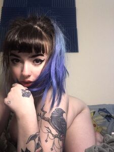Xoe, adolescente gothique aux cheveux bleus