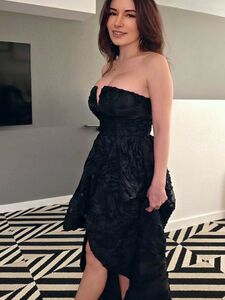 Alinity, muhteşem siyah elbisesiyle göz kamaştırıyor.