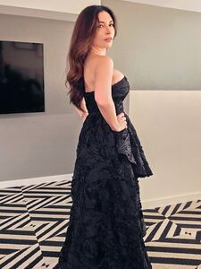 Alinity provocando con un precioso vestido negro