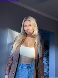 Fuites de la dernière photo nue de Kinsey Wolanski sur Onlyfans