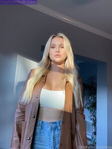 Fuites de la dernière photo nue de Kinsey Wolanski sur Onlyfans